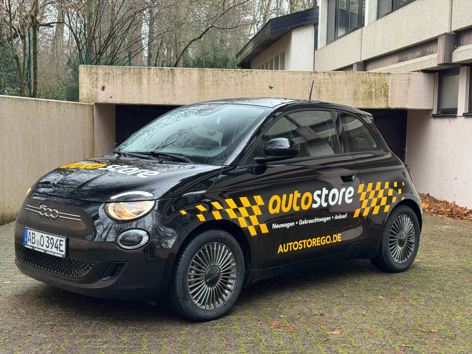 Fertige Autostore Fahrzeugbeschriftung